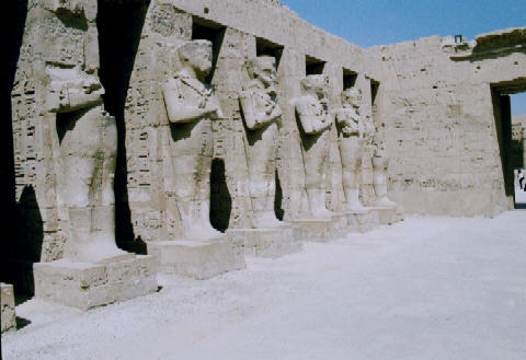 Staturen im Karnaak - Tempel