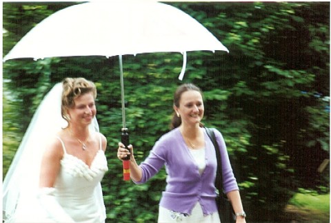 Andrea auf dem Weg zum Standesamt