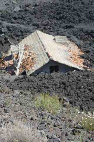 Ein Haus welches von der Lava berflutet wurde