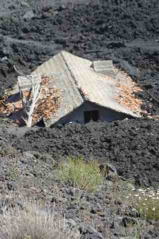 Ein Haus welches von der Lava überflutet wurde
